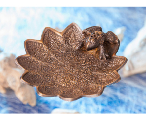 Stäbchenhalter aus Messing - Frosch auf Lotusblatt